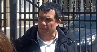 Адвокат крымчанина Руслана Зейтуллаева Эмиль Курбединов у Северо-Кавказского окружного военного суда
Фото Константина Волгина для "Кавказского узла" Адвокат крымчанина Руслана Зейтуллаева Эмиль Курбединов у Северо-Кавказского окружного военного суда
Фото Константина Волгина для "Кавказского узла"