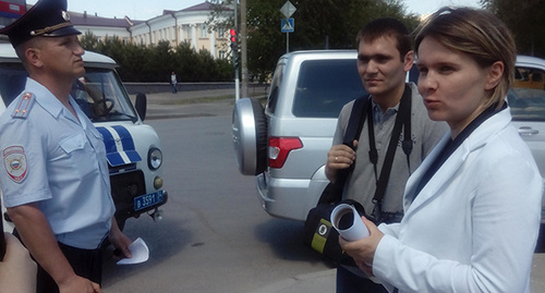 Анна Побежимова и Виктор Шилин беседуют с полицейскими Фото Татьяны Филимоновой для "Кавказского узла" 