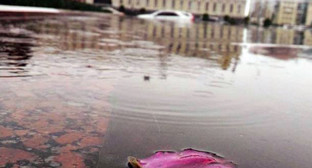 Подтопление на улице города. Фото http://bloknot-stavropol.ru/news/livni-s-grozoy-i-shkvalistym-vetrom-nakroyut-stavr Подтопление на улице города. Фото http://bloknot-stavropol.ru/news/livni-s-grozoy-i-shkvalistym-vetrom-nakroyut-stavr