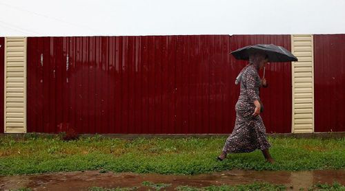 Женщина под дождём. Фото © Влад Александров. ЮГА.ру https://www.yuga.ru/news/416242/