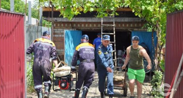 Спасатели МЧС России устраняют последствия стихии на Ставрополье Фото  Олег Дегтярёв, пресс-служба ГУ МЧС России по Ставропольскому краю. http://www.mchsmedia.ru