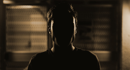 Силуэт. Источник: https://www.pexels.com/photo/black-and-white-man-shadow-alone-27967/