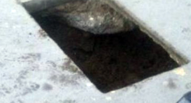 Открытый коммунальный коллектор на пешеходной дорожке в Ростове-на-Дону. Фото blog.sololaki.ru