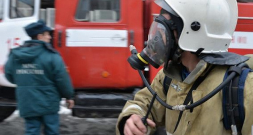 Ликвидация пожара. Фото http://www.riadagestan.ru/news/investigation_and_courts/v_botlikhskom_rayone_sgorela_shkola/