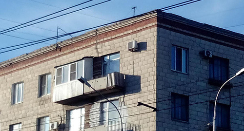 Дом № 2 на улице Невская, из которого были выселены жильцы. На уровне крыши видна трещина. Фото Вячеслава Ященко для "Кавказского узла"