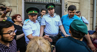 Сотрудники полиции во время задержания Афгана Мухтарлы. Фото Азиза Каримова для "Кавказского узла" Сотрудники полиции во время задержания Афгана Мухтарлы. Фото Азиза Каримова для "Кавказского узла"