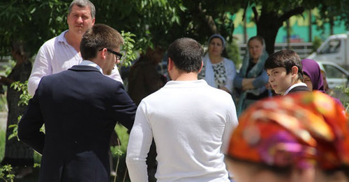 Выпускники общаются со своими близкими после экзамена. Фото Магомеда Магомедова для "Кавказского узла"