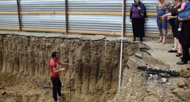 Стройка  на территории школы в Махачкале. Фото http://www.dagestanpost.ru/novosti/46804-k-mahachkalinskim-shkolam-dostraivayut-korpusa-dlya-likvidatsii-tryohsmenok