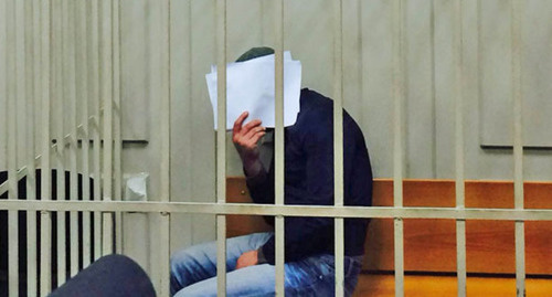 Обвиняемый Анзор Губашев закрывал лицо от телекамер и фотокорреспондентов. Фото Корреспондента "Кавказского узла"