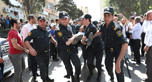 Сотрудники полиции задерживают участника митинга в Баку. Фото Азиза Каримова для "Кавказского узла"