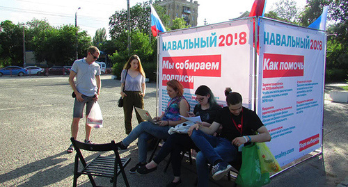  Волонтеры штаба Навального у агитационного куба