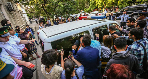 Автомобиль, в котором находится задержанный  Афгана Мухтарлы . Фото Азиза Каримова для "Кавказского узла"