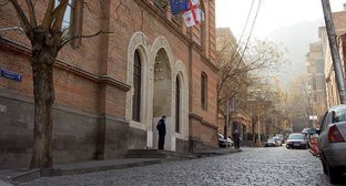 Задние МИД Грузии. Фото © Sputnik/
 https://sputnik-georgia.ru/incidents/20170611/236281954/Rodstvenniki-propavshego-v-Kongo-pilota-proveli-akciju-u-MID-Gruzii.html