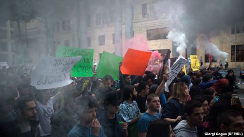 Акция протеста в Тбилиси в защиту членов группы Birja Mafia Михаила Мгалоблишвили и Георгия Кебурия. Фото RFE/RL  https://www.ekhokavkaza.com/a/28541059.html