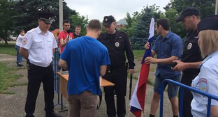 Полиция досматривает участников митинга в Майкопе. Фотография корреспондента «Кавказского узла» Евгении Багдасаровой