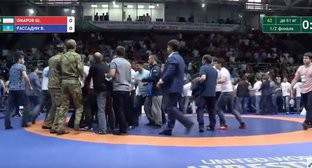 Драка на чемпионате по вольной борьбе в Назрани. Фото https://inforesist.org/na-chempionate-rossii-po-volnoy-borbe-bolelshhiki-ustroili-massovuyu-draku/