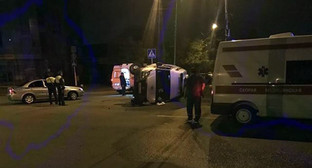 На месте аварии в Ставрополе. Фото http://bloknot-stavropol.ru/news/mashina-skoroy-pomoshchi-perevernulas-ot-stolknove-853065?sphrase_id=297830 На месте аварии в Ставрополе. Фото http://bloknot-stavropol.ru/news/mashina-skoroy-pomoshchi-perevernulas-ot-stolknove-853065?sphrase_id=297830