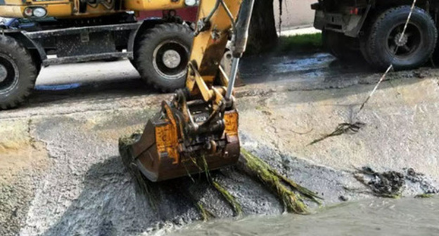 Очистка ливневого канала. Фото http://www.riadagestan.ru/