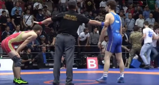 Схватка Хетика Цаболова (Московская область, Северная Осетия) и Расула Шапиева (Москва). Назрань, 12 июня 2017 г. Кадр из видео пользователя Vladimir Grebennikov https://www.youtube.com/watch?v=aUGRe-tDYhU

