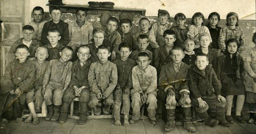 На снимке: 1940-е гг. Большинство детей - из депортированных семей. Ученики первого класса макинской школы, пятый слева в первом ряду – Алихан Ахильгов. Фото из его семейного архива А.Ахильгова.