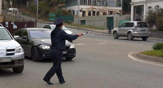 Сотрудник ГАИ Абхазии. Фото: Томас Тхайцук, http://sputnik-abkhazia.ru/Abkhazia/20170407/1020796158/gai-abxazii-ob-ostanovke-mashin-s-inostrannymi-nomerami-tolko-na-postax.html