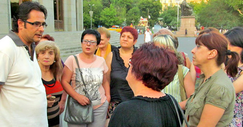 Член гражданского движения «Вставай, Армения!» Андриас Гукасян (слева) общается с гражданскими активистами. Фото: Тигран Петросян