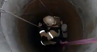 Сотрудник пожарно-спасательной г. Грозного во время спасательной операции в колодце.  Фото  http://www.grozny-inform.ru/main.mhtml?Part=11&PubID=86007