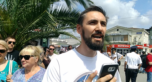 Сторонник Навального на акции в Сочи 12 июня 2017. Фото Светланы Кравченко