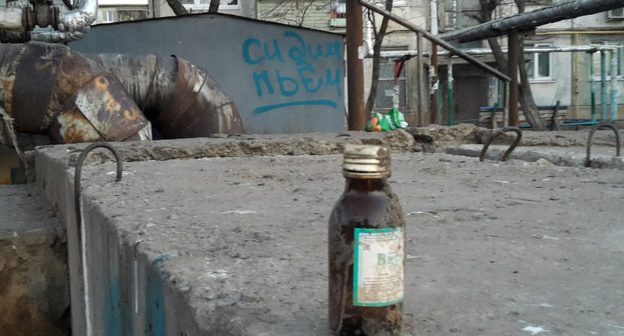 Флакон предположительно со спиртосодержащей жидкостью. Фото https://arbuztoday.ru/otravlenie-alkogolem-uneslo-zhizni-36-astraxancev/