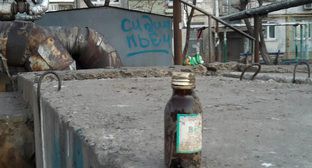 Флакон предположительно со спиртосодержащей жидкостью. Фото https://arbuztoday.ru/otravlenie-alkogolem-uneslo-zhizni-36-astraxancev/