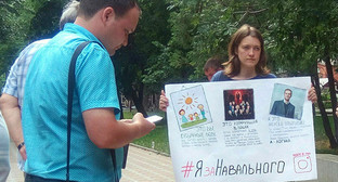 Координатор ростовского штаба Навального Елена Куликова с плакатом. Фото Константина Волгина для "Кавказского узла" Координатор ростовского штаба Навального Елена Куликова с плакатом. Фото Константина Волгина для "Кавказского узла"