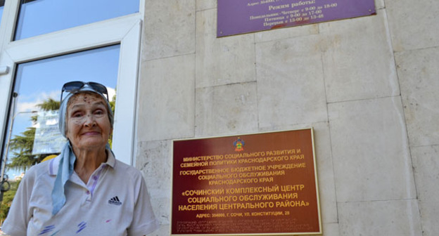 Марианна Гузикова у входа в социальное учреждение. Фото Светланы Кравченко для "Кавказского узла"