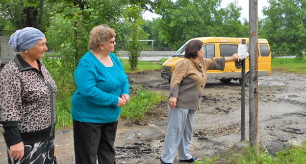 Жильцы двух многоэтажек в Нальчике потребовали возврата дворовой территории. Нальчик. Фото Людмилы Маратовой для "Кавказского узла"
