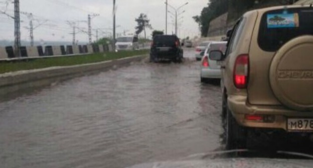 Затопленный участок федеральной трассы в Сочи. Фото: http://bloknot-krasnodar.ru/news/v-sochi-zatopilo-federalnuyu-trassu-obrazovalas-og-857221