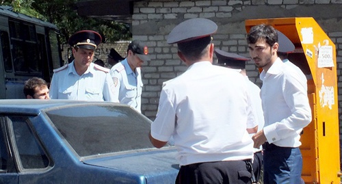 Полицейские остановили водителя, проезжавшего мимо салафитской мечети. Махачкала, 6 августа 2016 года. Фото Патимат Махмудовой для "Кавказского узла"