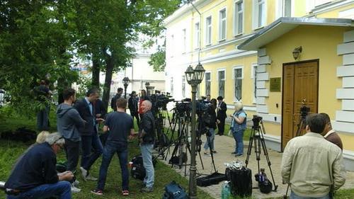 Перед началом заседания у здания суда по делу Немцова. Фото Рустам Джалилов для "Кавказского узла"