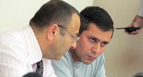 Геворг Сафарян (справа) с адвокатом Тиграном Айрапетяном. Фото Тиграна Петросяна для "Кавказского узла"