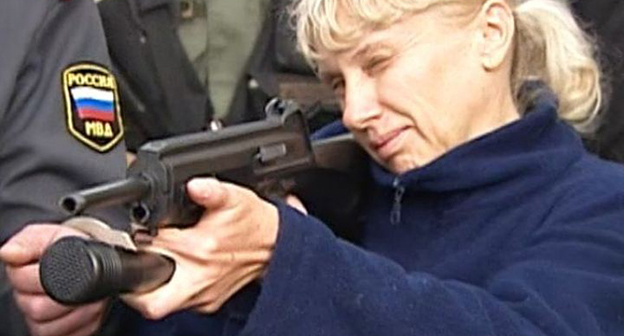 Инесса Тарвердиева во время следственного эксперимента. Фото http://vipstav.ru/news/stavropol/1763-semeynoy-bande-ubiyc-iz-divnogo-predyavleno-obvinenie.html