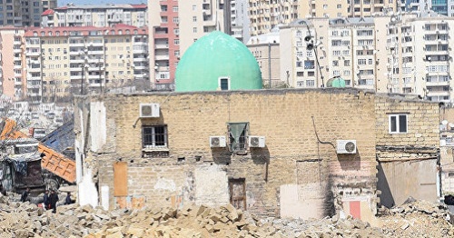 Мечеть «Гаджи Джавад», Баку, 13 апреля 2017 года в время сноса зданий в районе "Советский". Фото: Sputnik.az