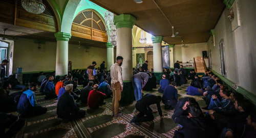 Верующие в мечети "Гаджи Джавада". Баку, 13 апреля 2017 года  Фото Азиза Каримова для "Кавказского узла"