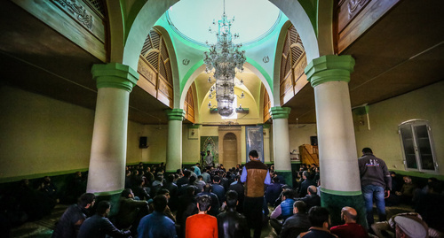Верующие в мечети "Гаджи Джавада". Баку, 13 апреля 2017 года  Фото Азиза Каримова для "Кавказского узла"