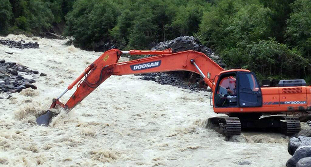 Восстановительные работы осле прорыва двух дамб в курортном поселке Домбай. Фото 
http://kavtoday.ru/37540
© www.kavtoday.ru