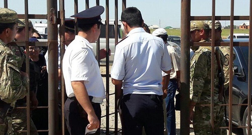 Кизлярский ОМОН оцепил администрацию Ногайского района, фото Аси Капаевой для "Кавказского узла"