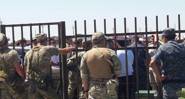 ОМОН не пропускает депутатов в здание администрации. Фото Аси Капаевой для "Кавказского узла"