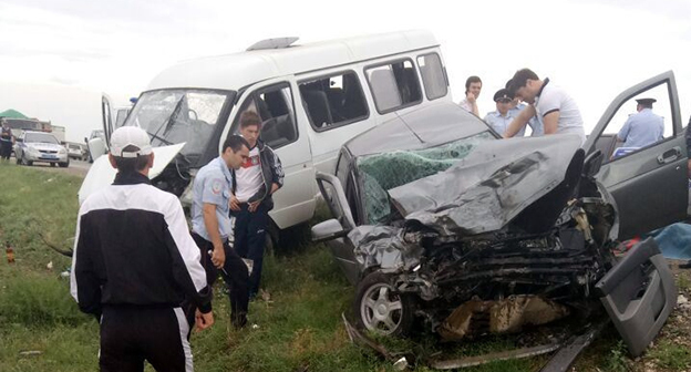 Столкновении пассажирского микроавтобуса и легковой машины в Кумторкалинском районе Дагестана Фото http://www.riadagestan.ru/news/disasters_and_catastrophes/v_kumtorkalinskom_rayone_proizoshla_avariya_est_postradavshie/