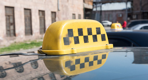 Такси в Ереване. Фото © Sputnik/ Асатур Есаянц
https://ru.armeniasputnik.am/armenia/20170608/7577185/premer-ugrozhaet-nebritym-taksistam-v-tapochkah-diskvalifikaciej-pugayut.html