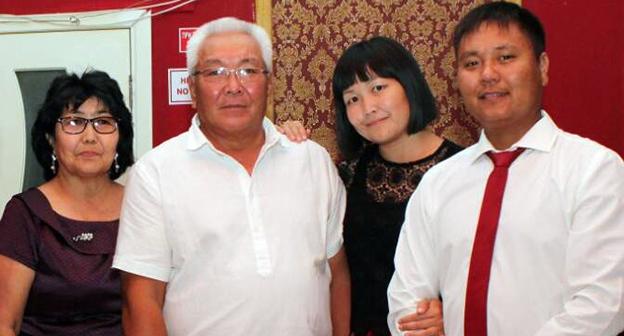 Клавдия Сангаджиева (крайняя слева) и Булгун Эрднеева (третья слева). 
Фото из семейного архива Булгун Эрднеевой.