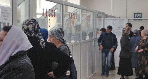 Жители оплачивают коммунальные услуги в ЕРКЦ Грозного. Март 2015 г. Фото Ахмеда Альдебирова для "Кавказского узла"