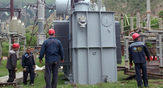 Сотрудники  ОАО "Дагэнергосеть" . Фото http://www.riadagestan.ru/news/company_news/v_dagestane_v_ramkakh_investprogrammy_nachalis_remontnye_raboty_na_podstantsii_yaryksu/