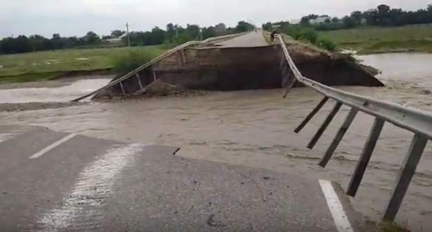 Река Черек размыла дорогу. Скриншот с видео https://www.youtube.com/watch?v=sULifCQpdJE